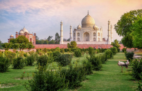 タージ・マハル(Taj Mahal)インドのアグラ(Agra)のメータブ・バグ(Mehtab Bagh)から見た日没時の歴史的記念碑。タージ・マハルはユネスコの世界遺産に登録されています - 写真・画像