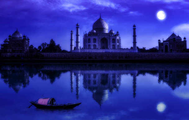 Taj Mahal historyczny biały marmur pomnik w pełni księżyca noc z drewnianą łodzią na rzece Yamuna w Agra Indie - Zdjęcie, obraz