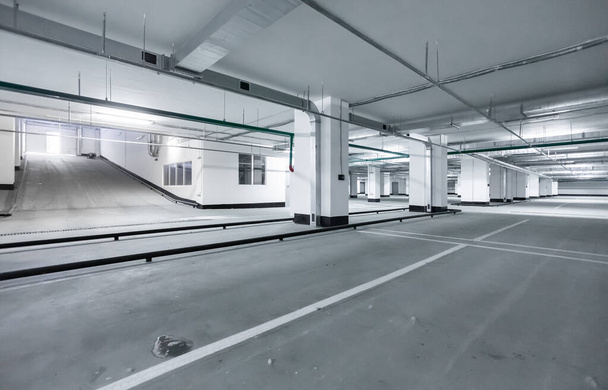 Порожня підземна парковка або гараж. Місце для паркування автомобілів - порожній гараж
 - Фото, зображення