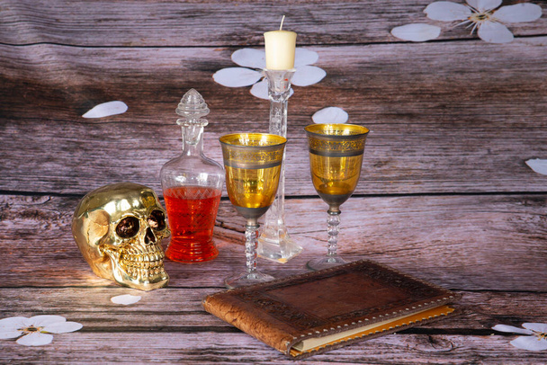 un oggetto magico nella tavola di legno pronto per la pozione d'amore
 - Foto, immagini