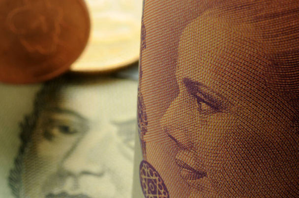 Zbliżenie na argentyńskie banknoty i monety - Zdjęcie, obraz