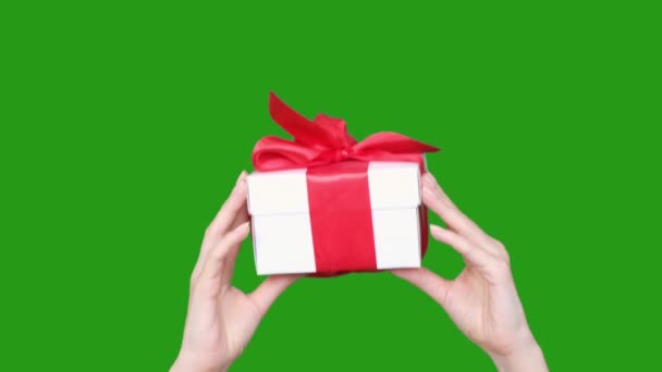 Yeşil renkli anahtar arka planında hediye kutusunu tutan kadınların elleri. Aziz Sevgililer Günü, Uluslararası Kadınlar Günü, doğum günü, tatil konsepti - Video, Çekim
