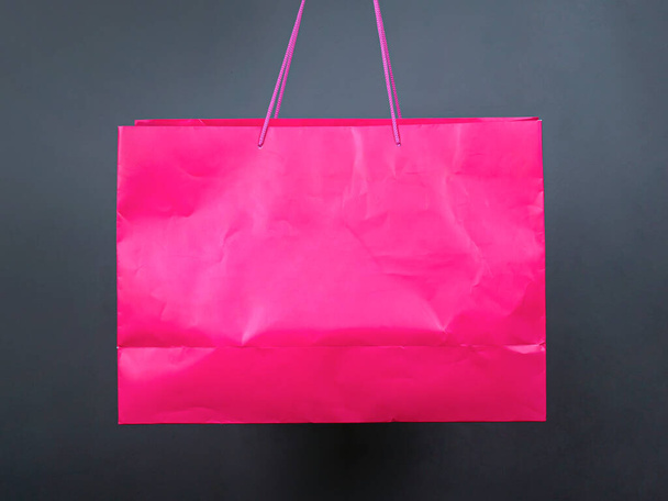 グレーの背景に大きな紙ピンクのパッケージ。買い物の贈り物だ。販売割引 - 写真・画像
