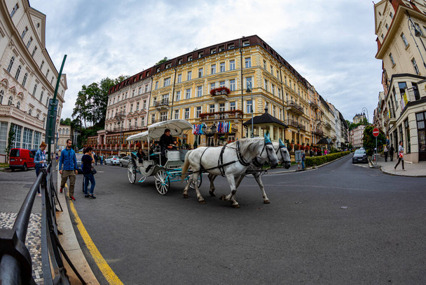 Karlovy Vary, Τσεχία Αυγ 24, 2019: Διάσημη πόλη στη δυτική Βοημία. Όχι μόνο η αρχιτεκτονική αλλά και τα ιαματικά λουτρά της πόλης.  - Φωτογραφία, εικόνα