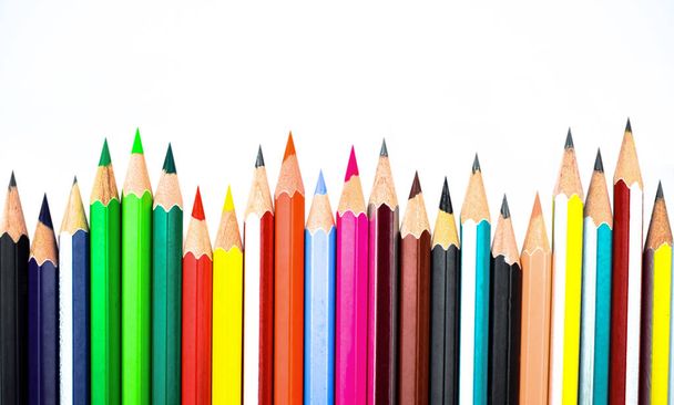 Varios lápices de colores de madera colocados en una fila delante de un fondo blanco aislado
 - Foto, imagen