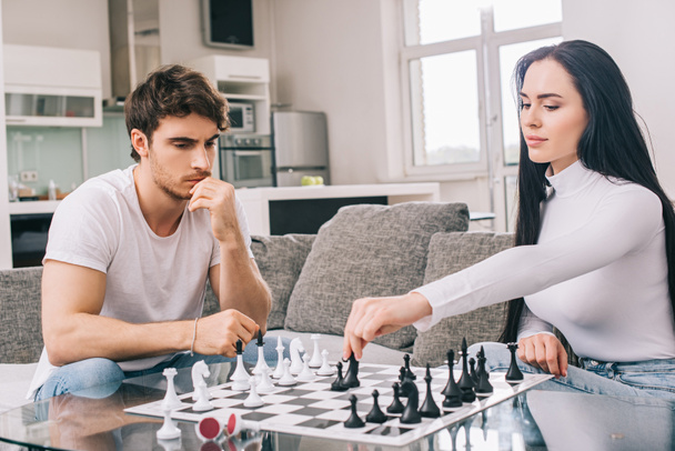 krásný pár hraje šachy během vlastní izolace doma  - Fotografie, Obrázek