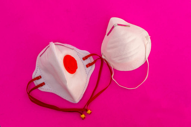 Λευκή ιατρική μάσκα απομονωμένη σε ροζ φόντο.Healthcare και ιατρική έννοια - Φωτογραφία, εικόνα