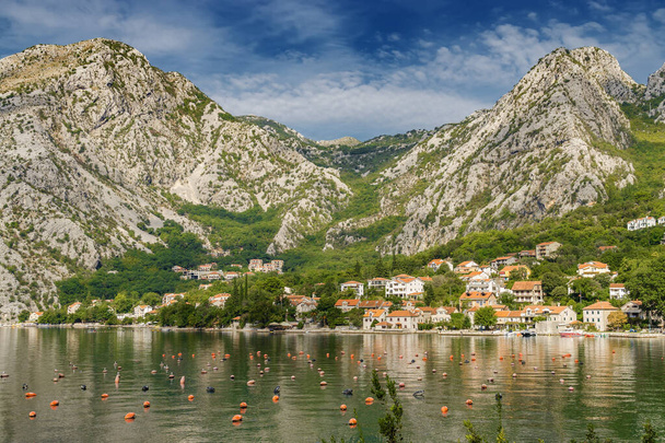 Zonnig uitzicht op het prachtige dorp Orahovac aan de baai van Kotor, Montenegro. - Foto, afbeelding