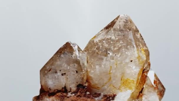 kvartsi mineraali kivi helmi kivi kvartsi geologia näyte, kvartsi pyörii. valkoinen tausta
 - Materiaali, video