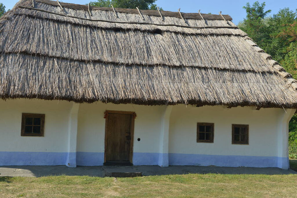  antiguas casas rurales bajo techo de paja
 - Foto, Imagen