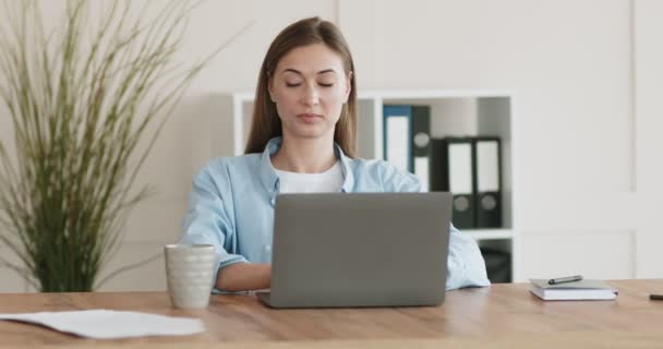 ノートパソコンで働く忙しい女性とコーヒーを飲む - 映像、動画