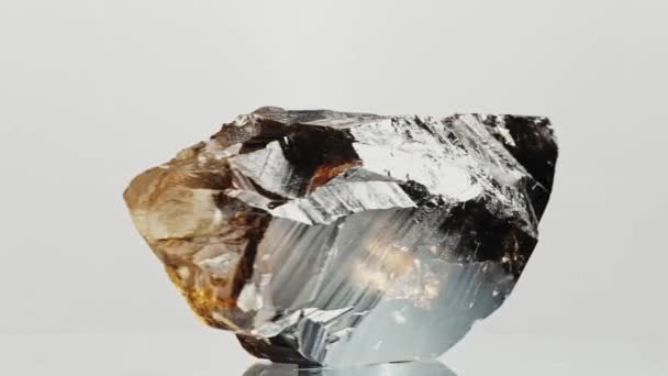χαλαζία ορυκτό πέτρωμα πέτρα χαλαζία γεωλογικό δείγμα, χαλαζία περιστρέφεται. λευκό φόντο - Πλάνα, βίντεο