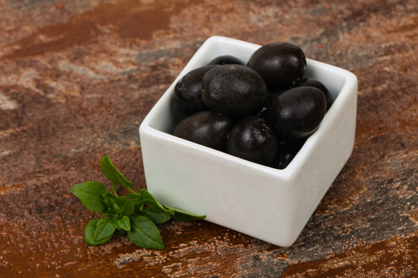 tas d'olives noires dans le bol - Photo, image