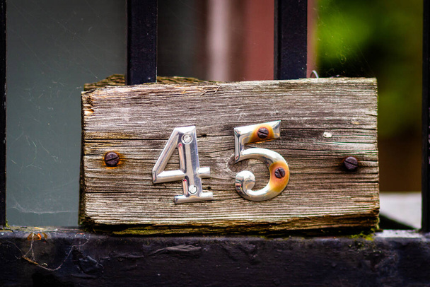 Дом 45 на деревянной доске
 - Фото, изображение