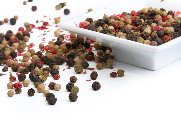 Mezcla de granos de pimienta coloridos
 - Foto, imagen