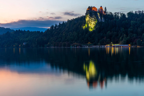 Ηλιοβασίλεμα της λίμνης Bled και το κάστρο - Φωτογραφία, εικόνα