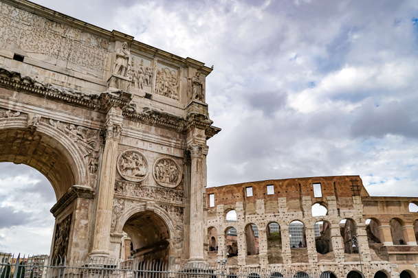 Titusbogen in der Nähe des alten Kolosseums in Rom - Foto, Bild