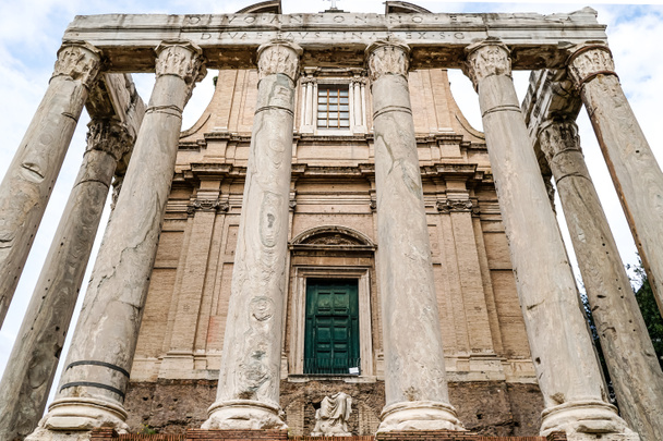 Roma 'da sütunları olan tarihi binanın düşük açılı görünümü - Fotoğraf, Görsel
