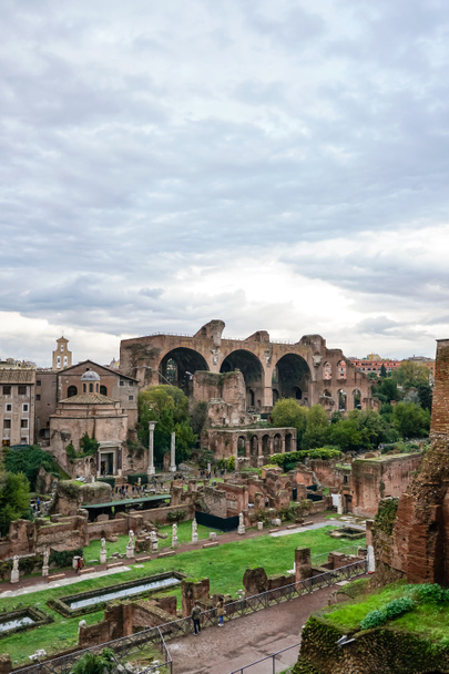 staré budovy Říma proti modré obloze s mraky  - Fotografie, Obrázek