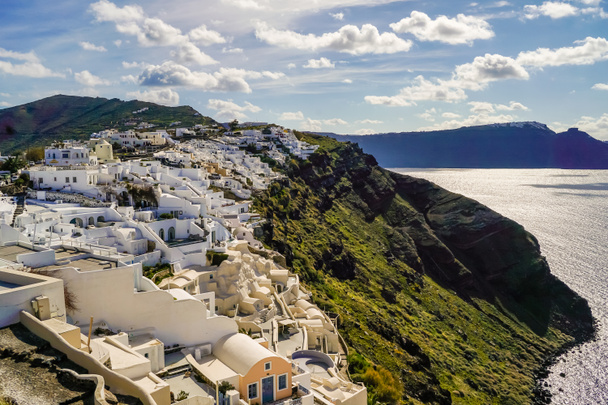 casas blancas cerca del mar Egeo contra el cielo con nubes en Grecia
  - Foto, imagen
