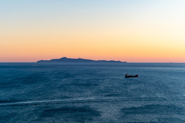 puesta del sol y mar Egeo tranquilo en Grecia
 - Foto, imagen