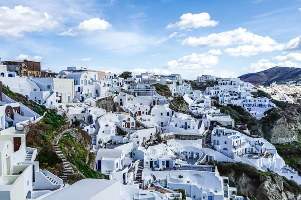 casas blancas en la colina contra el cielo con nubes en Grecia
  - Foto, imagen