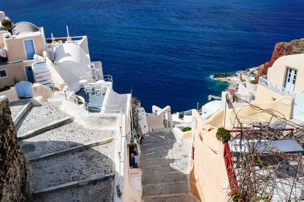 sol en casas y escaleras cerca del mar azul en Grecia
  - Foto, imagen