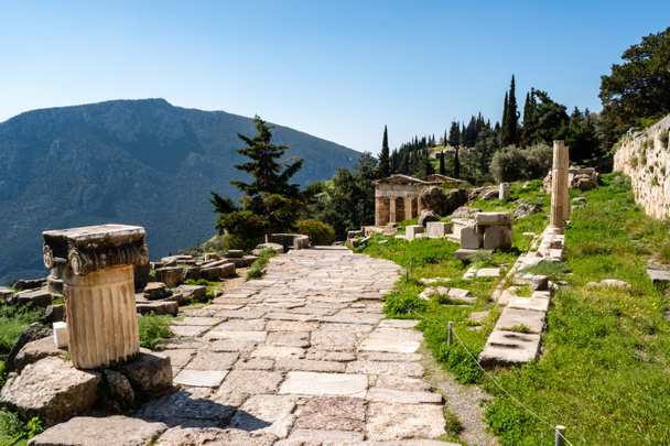 sunshine on walkway near green trees and ruins in greece  - Foto, Imagem