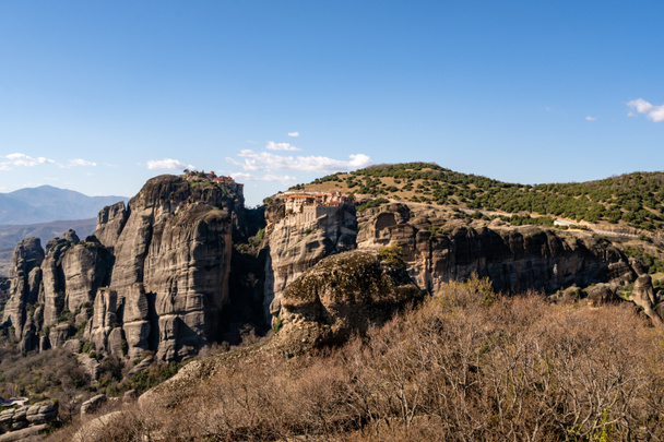 mosteiro ortodoxo em formações de rocha contra o céu azul na grécia
 - Foto, Imagem