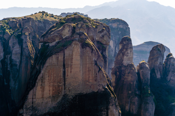 klidné skalní útvary v horách proti obloze  - Fotografie, Obrázek