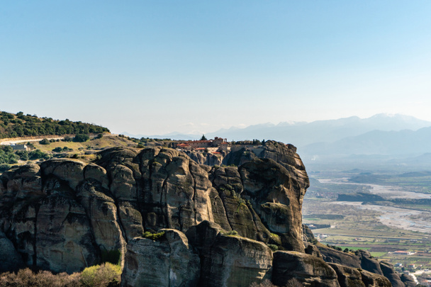 σχηματισμοί βράχων στα βουνά ενάντια στον γαλάζιο ουρανό στην Ελλάδα - Φωτογραφία, εικόνα