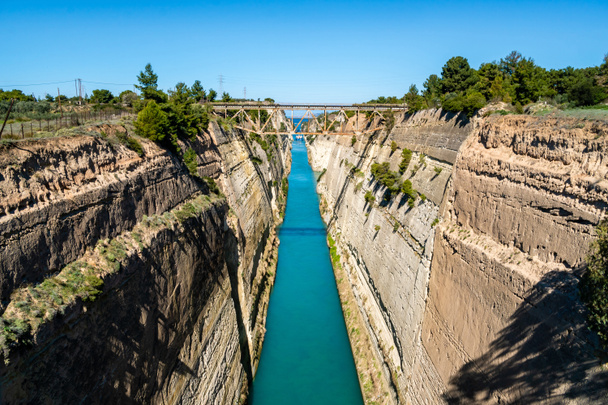 kék víz folyik közel sziklás dombok híd - Fotó, kép