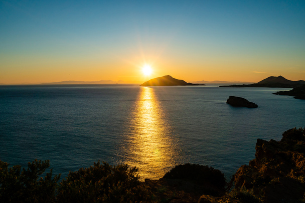 puesta de sol cerca del mar Egeo escénico en Grecia
 - Foto, imagen