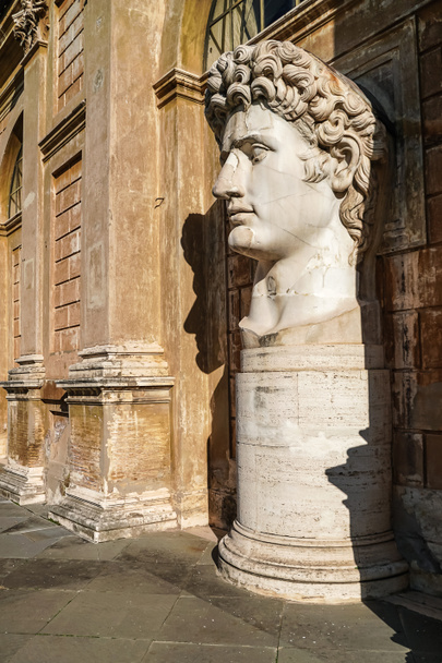 sol sobre la estatua de la cabeza de César Augusto en vatican
 - Foto, imagen