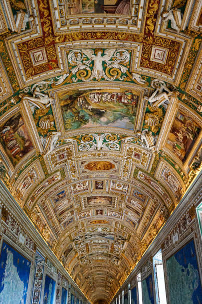 ヴァチカン美術館の地図ギャラリーの壁や天井に描かれた絵画は - 写真・画像