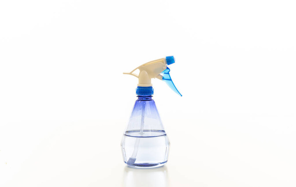 Garrafa de spray de limpeza azul cor clara com gatilho isolado contra fundo branco. Pulverizador de detergente líquido químico
 - Foto, Imagem