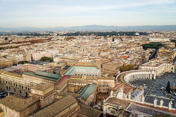 plaza San Pietro con edificios antiguos e históricos en la Ciudad del Vaticano
  - Foto, imagen