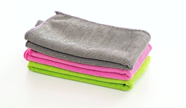Čištění ručníky mikrovlákno tkaniny izolované proti bílému pozadí, skládané čištění textilních ubrousků barevný komín. Úklid domácnosti v domácnosti - Fotografie, Obrázek