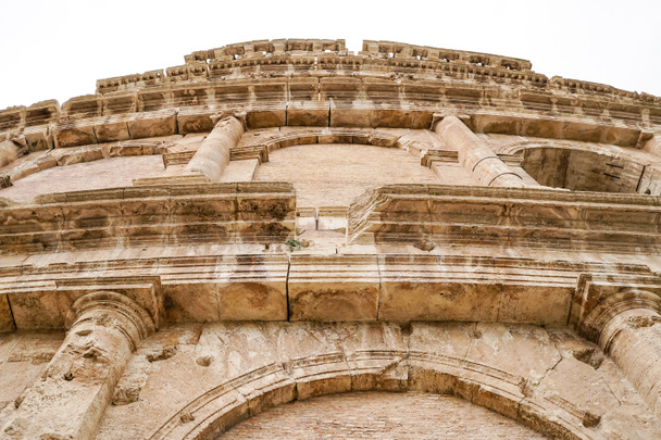 alacsony szög kilátás az ókori Colosseum ellen ég Rómában  - Fotó, kép