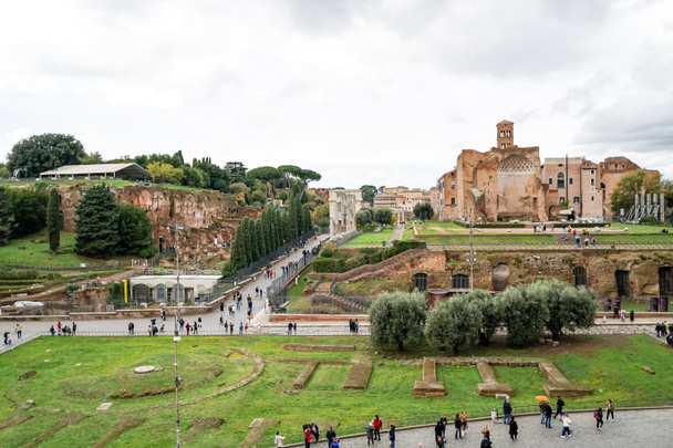 ROME, ITALY - APRIL 10, 2020: people walking near Temple of Venus and Roma - Foto, immagini