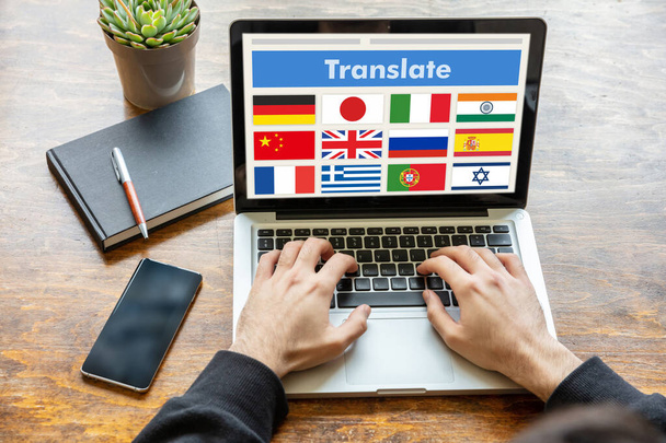 Online-Übersetzung, Fremdsprachenlernkonzept. Mann arbeitet mit einem Computer-Laptop, übersetzt Text auf dem Bildschirm. - Foto, Bild