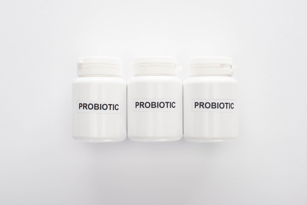 vista dall'alto di contenitori con scritte probiotiche su sfondo bianco
 - Foto, immagini