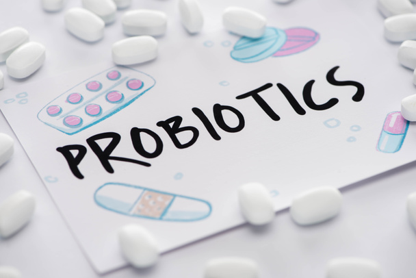fuoco selettivo di disegno con probiotici lettering vicino pillole su sfondo bianco
 - Foto, immagini