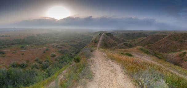 Панорамна вежа єдиної велосипедної дороги на світанку в горах Негев поблизу кордону з Газою. Панорама високої роздільної здатності, зроблена в весняний сезон. - Фото, зображення