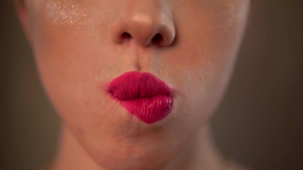 gay bijten likken lippen. close up homo travestiet roze lippenstift, travestie diva - Video