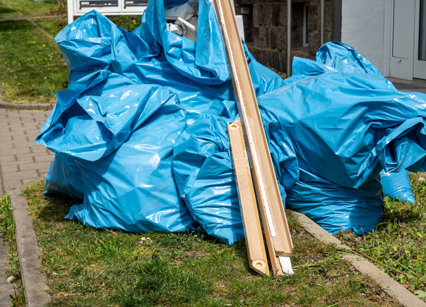 Πολλές μπλε σακούλες σκουπιδιών ανακαινίζουν οικοδομικά μπάζα - Φωτογραφία, εικόνα