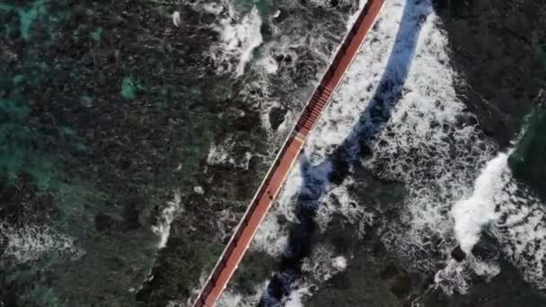 Zenith HD Drohnenaufnahmen der Brücke zwischen Land und Meer.. - Filmmaterial, Video