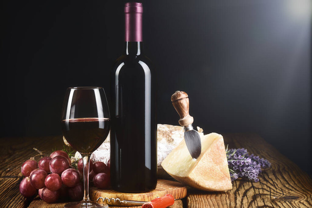 Red wine in vintage light with cheese and fruits. - Fotoğraf, Görsel
