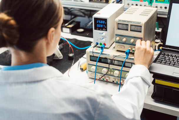Ingénieur femme dans les tests de laboratoire électronique conformité EMC
 - Photo, image