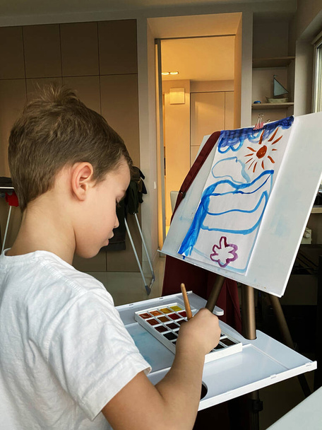 Cute little boy drawing with paints at home - Foto, Imagen